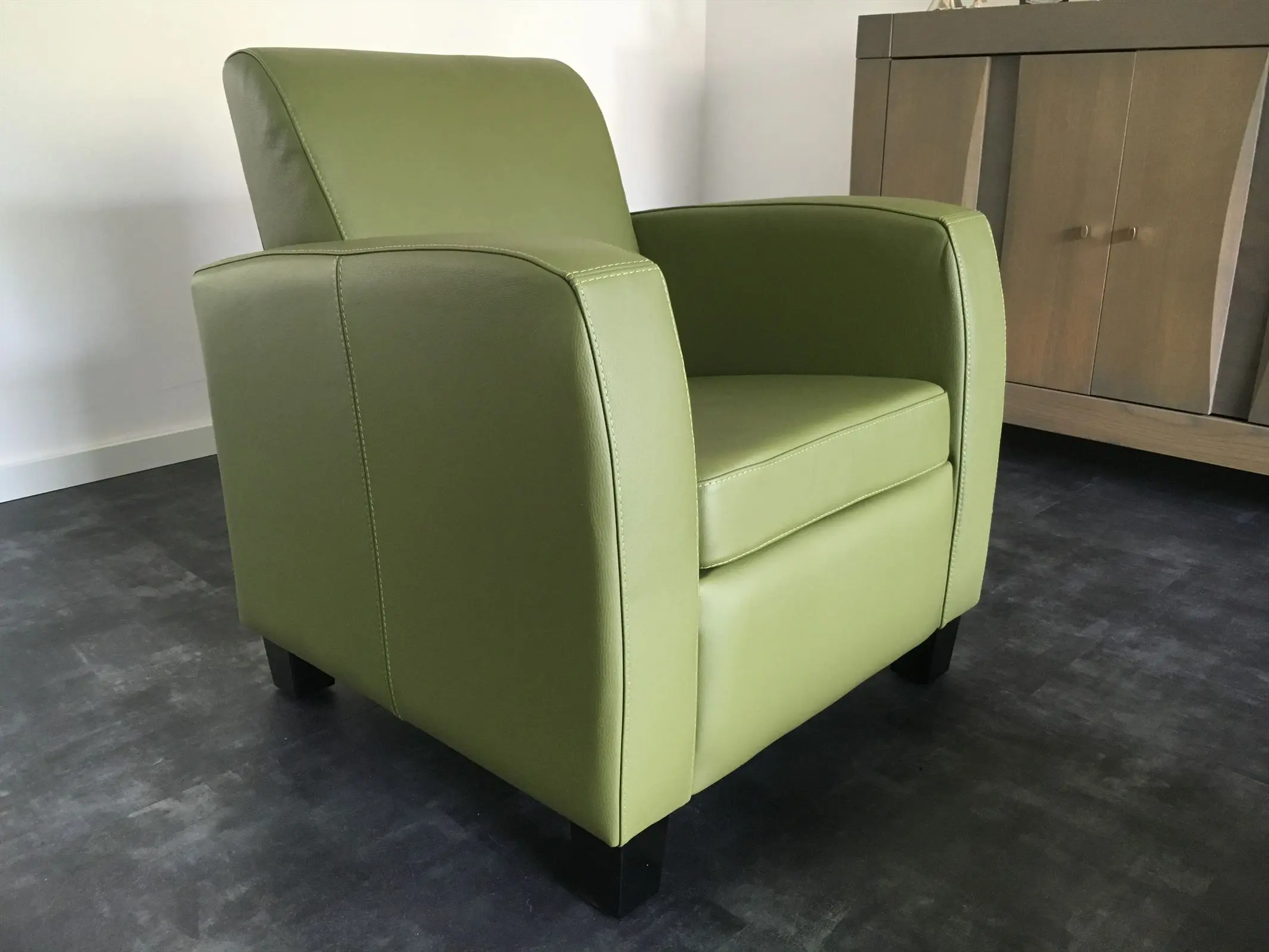 afbeelding van Groene Joy fauteuil met houten poten - groen leer