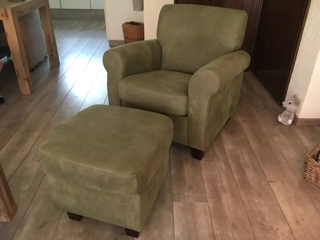 afbeelding van Leren fauteuil met houten poten - met hocker - groen leer