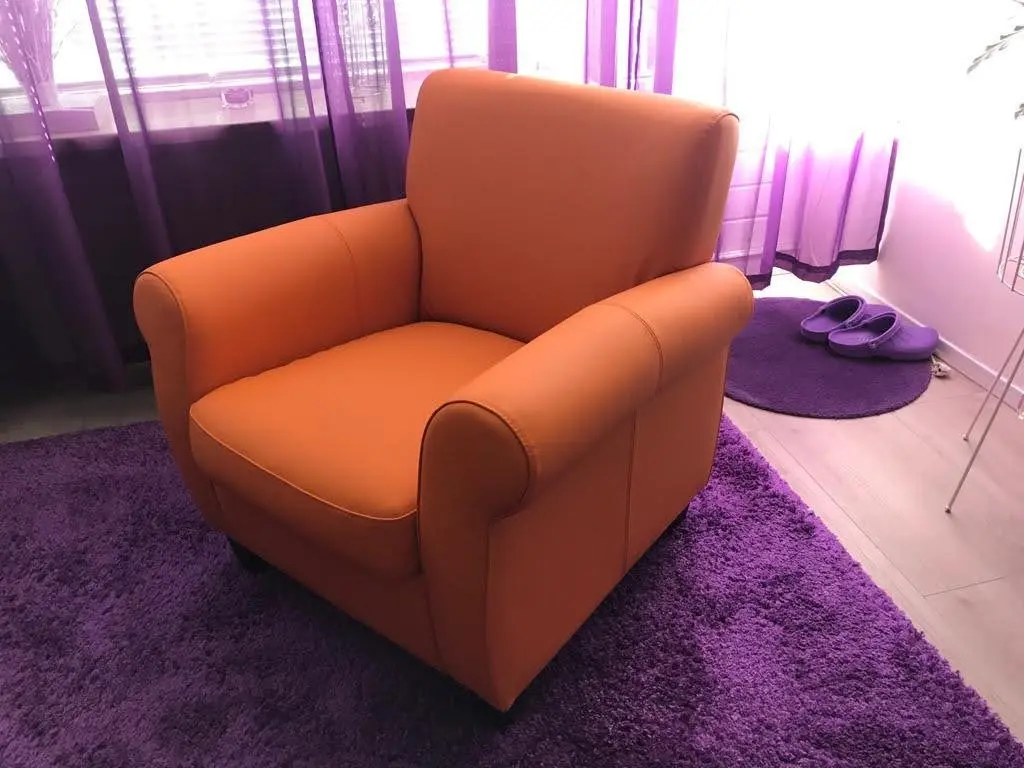 afbeelding van Leren fauteuil met houten poten - oranje leer