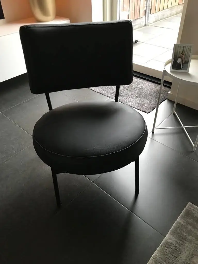 afbeelding van Leren fauteuil met ronde vormen - zwart leer
