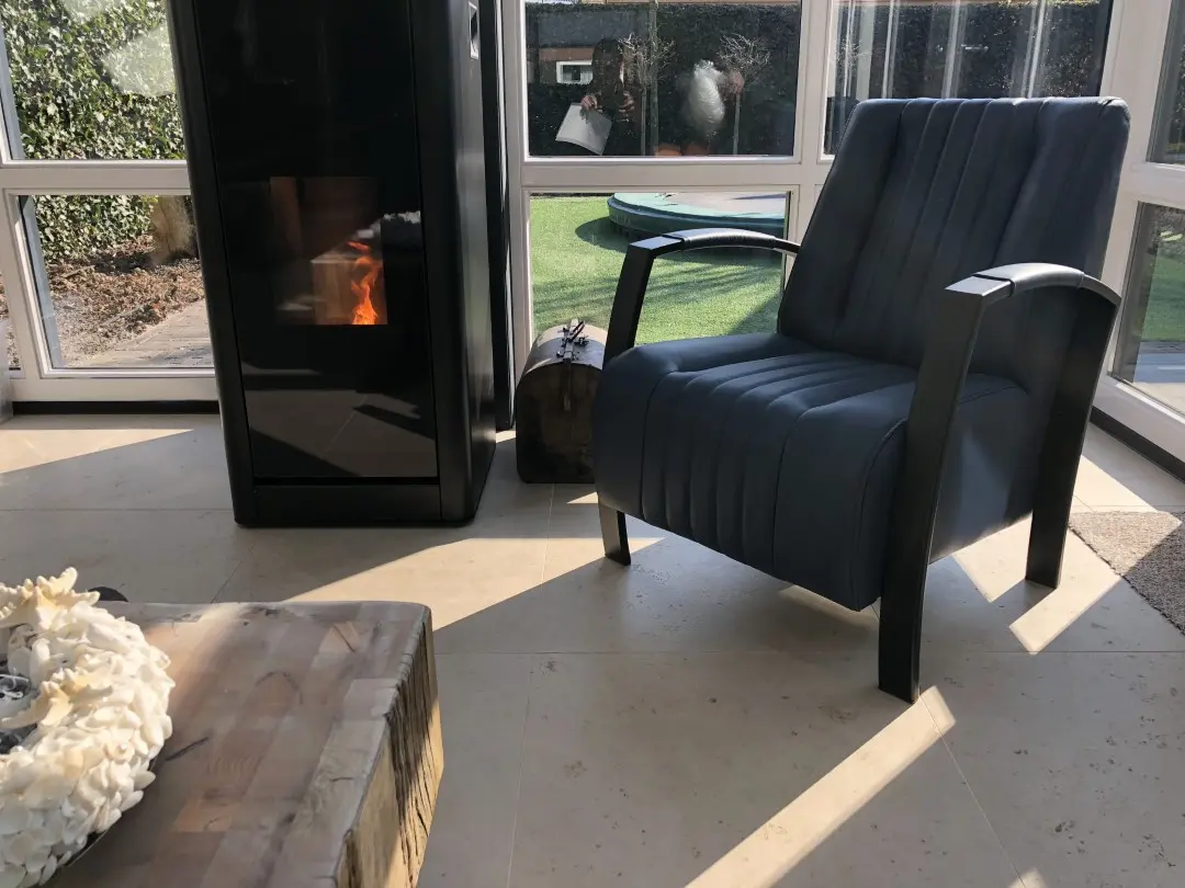 afbeelding van Blauwe leren fauteuil met stalen frame