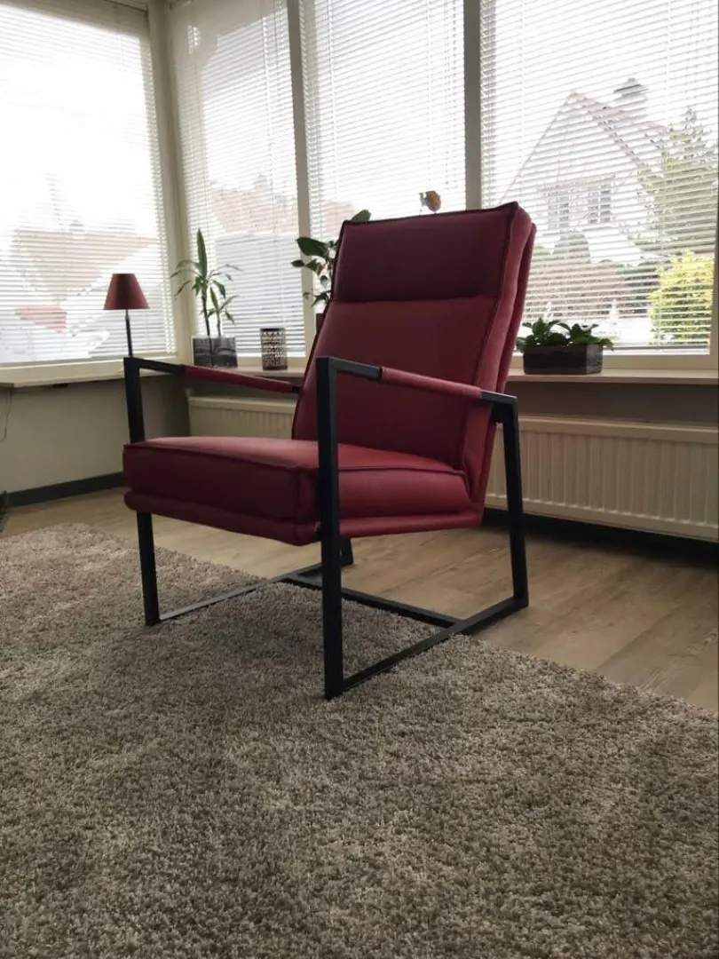 afbeelding van Leren fauteuil met stalen frame en hoge rug - rood leer