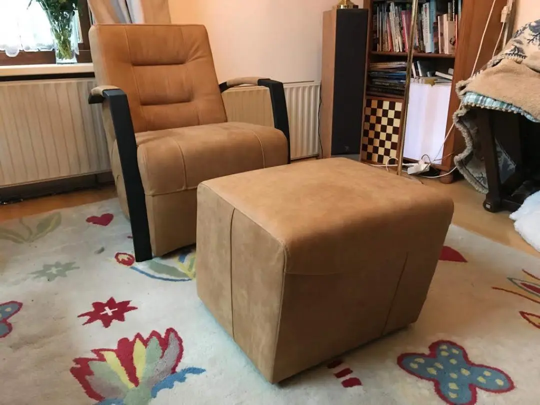 afbeelding van Fauteuil met stalen frame - met hocker - bruin leer
