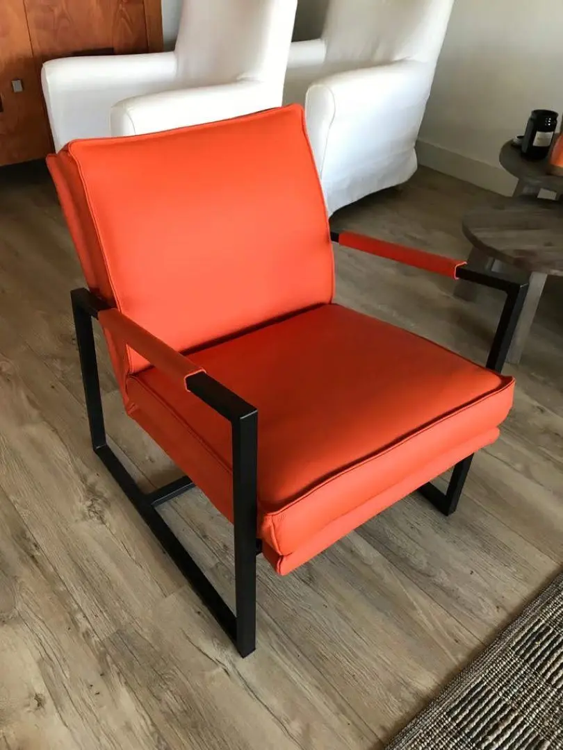 afbeelding van Leren fauteuil met stalen frame - oranje leer