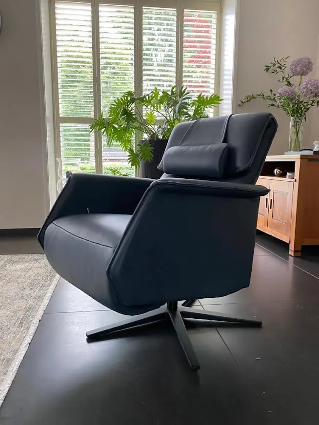 afbeelding van Leren relaxfauteuil - met extra nekkussen - blauw leer
