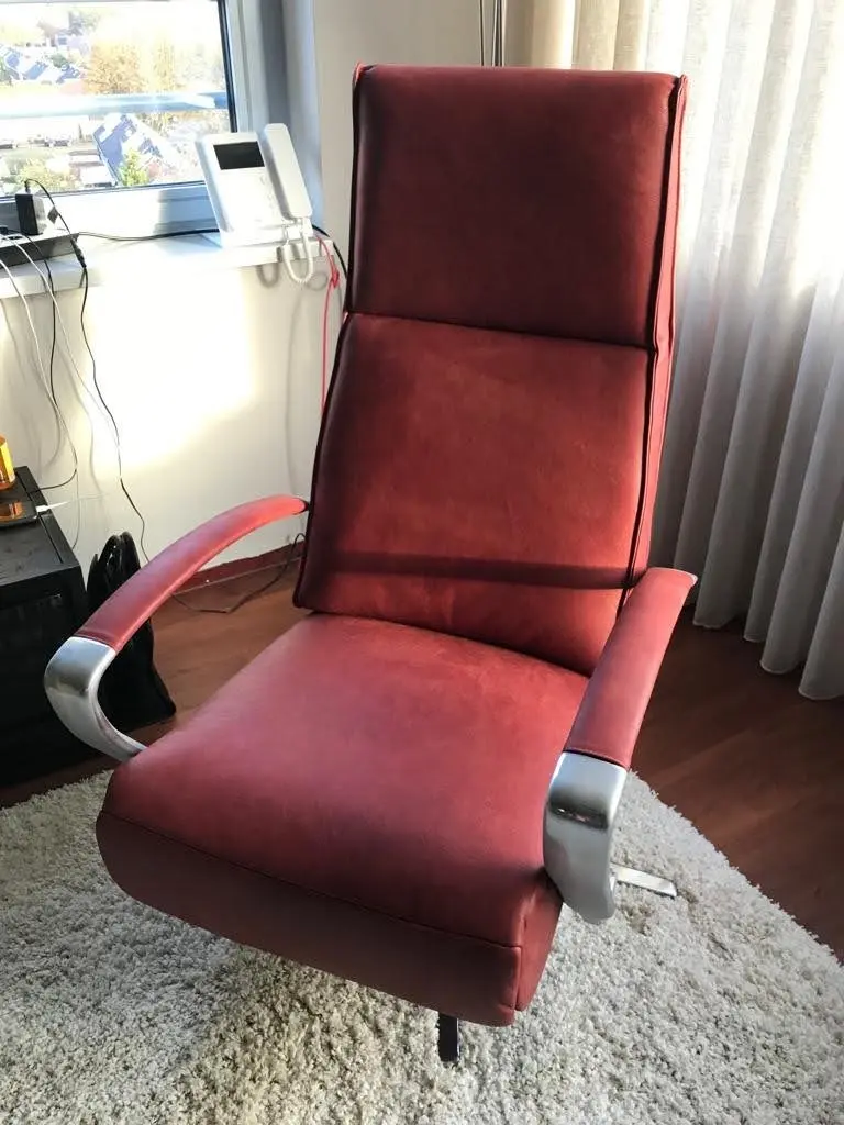 afbeelding van Rode leren relaxstoel met stalen frame