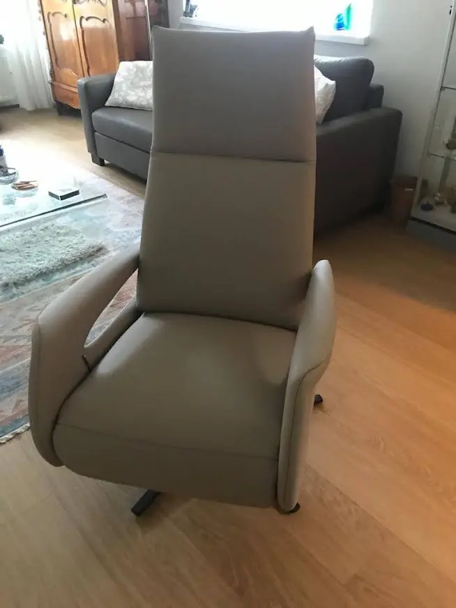 afbeelding van Leren relaxstoel met desgin armleuning - bruin leer