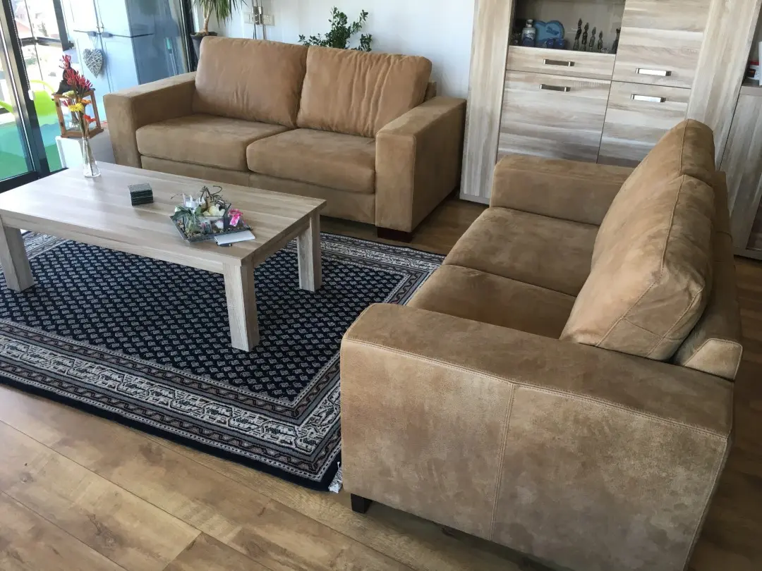 afbeelding van 2 leren banken met houten poten - bruin leer