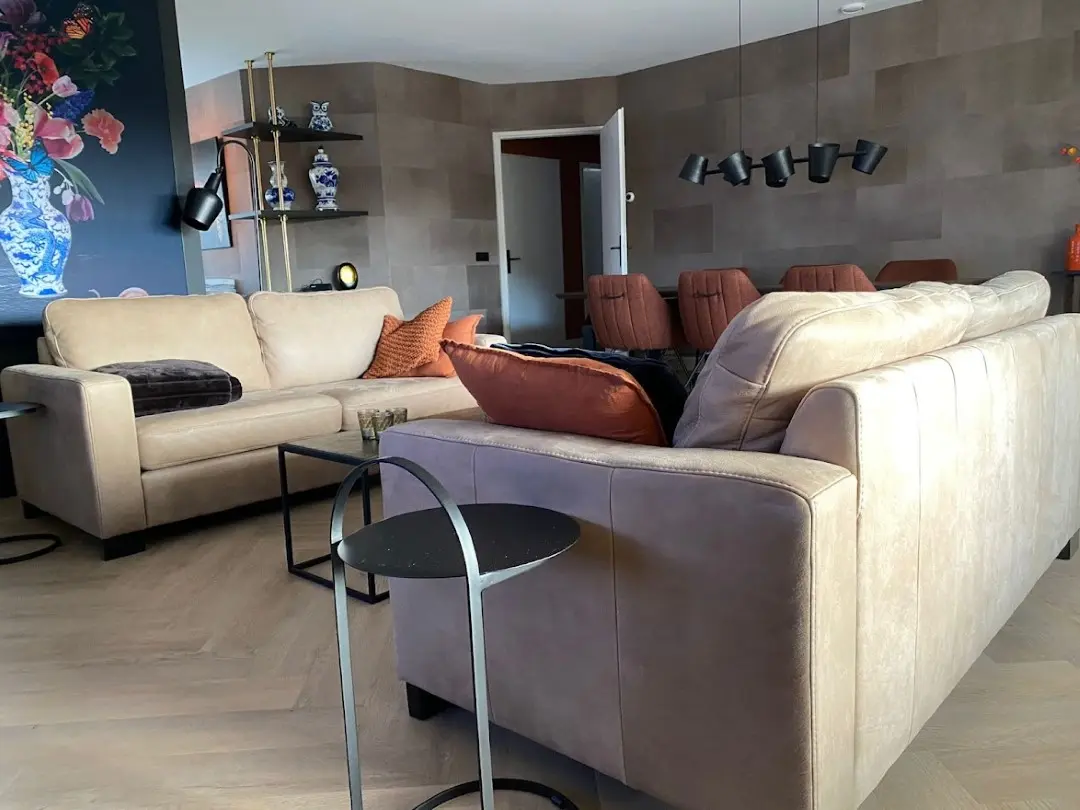 afbeelding van Set van 2 leren banken met houten poten - bruin leer