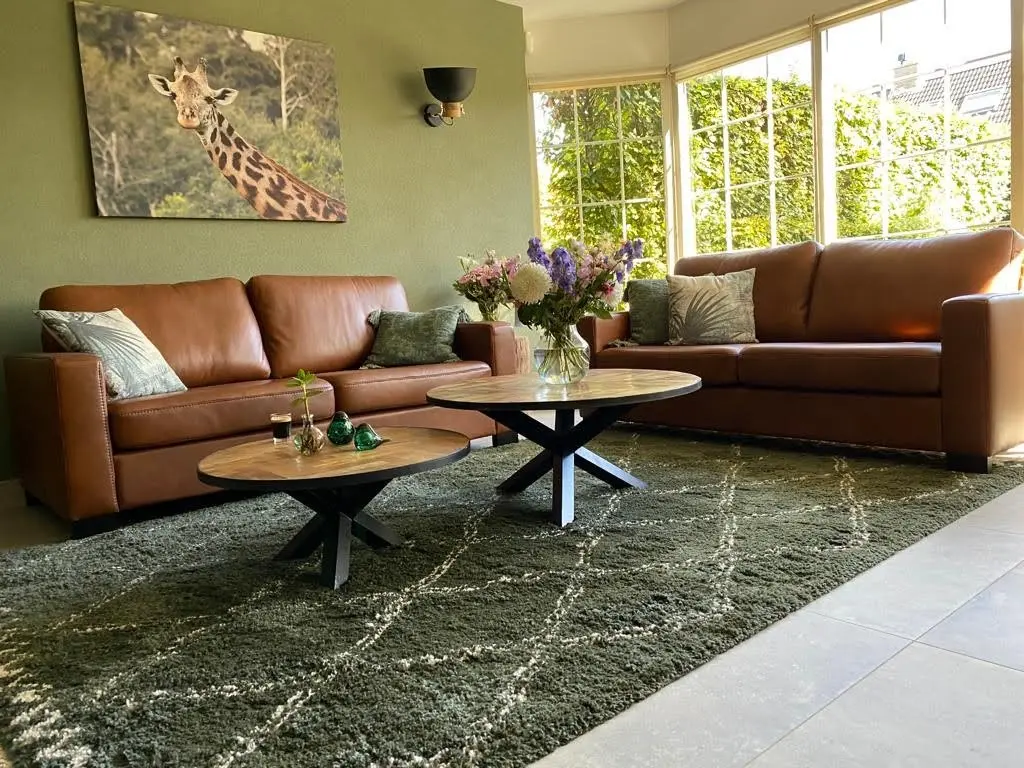 afbeelding van Set van 2 leren banken met houten poten - cognac leer