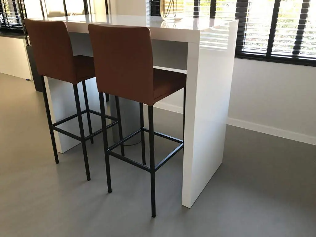 afbeelding van 2 leren barstoelen - bruin leer