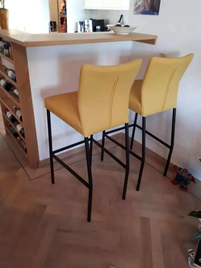 afbeelding van Set van 2 leren barstoelen - geel leer
