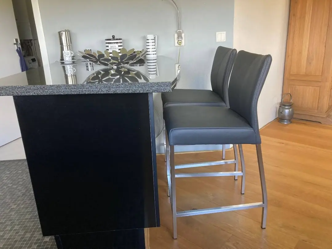 afbeelding van Set van 2 leren barstoelen - grijs leer