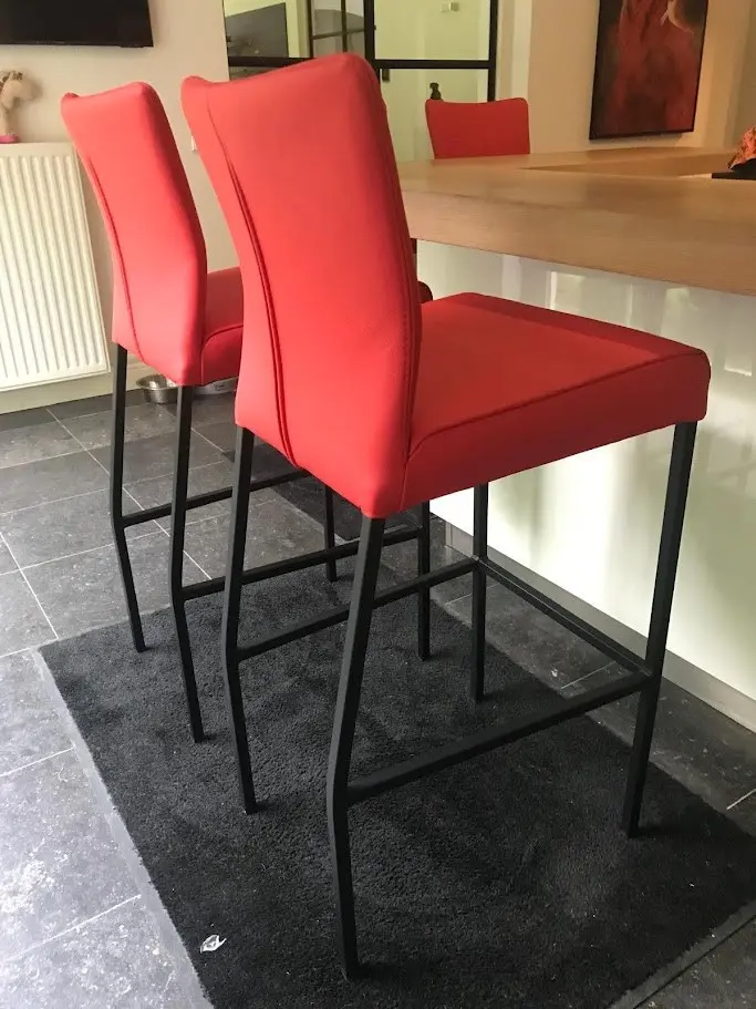 afbeelding van Set van 2 leren barstoelen - rood leer