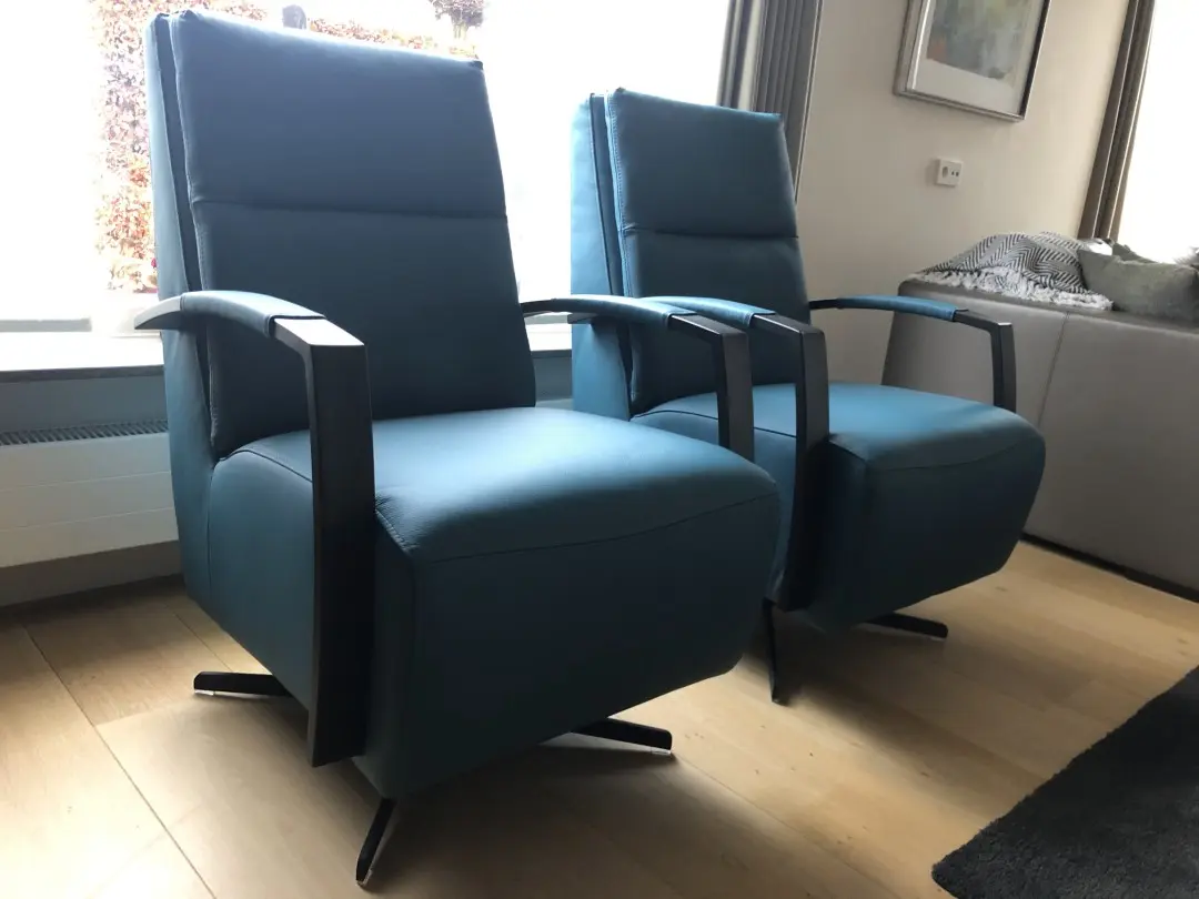 afbeelding van Set van 2 leren draaifauteuils met schotelvoet - blauw leer
