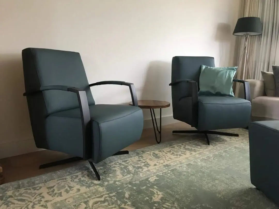 afbeelding van Set van 2 leren draaifauteuils met stervoet - blauw leer