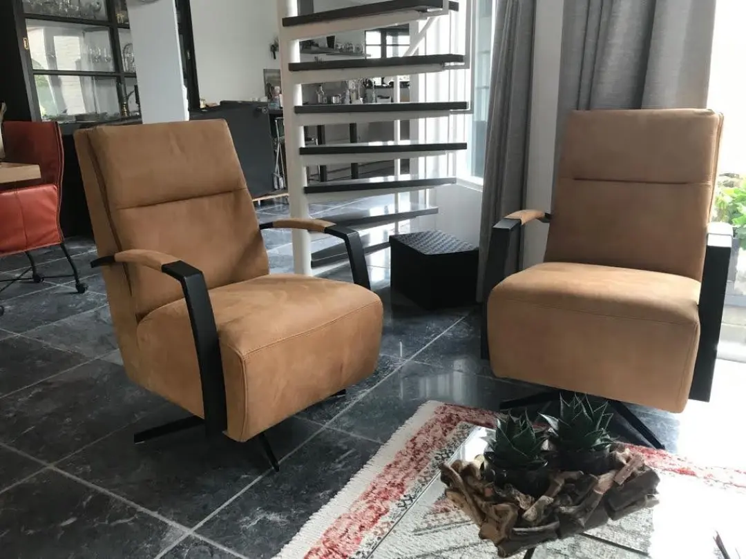 afbeelding van Set van 2 leren draaifauteuils met stervoet - bruin leer