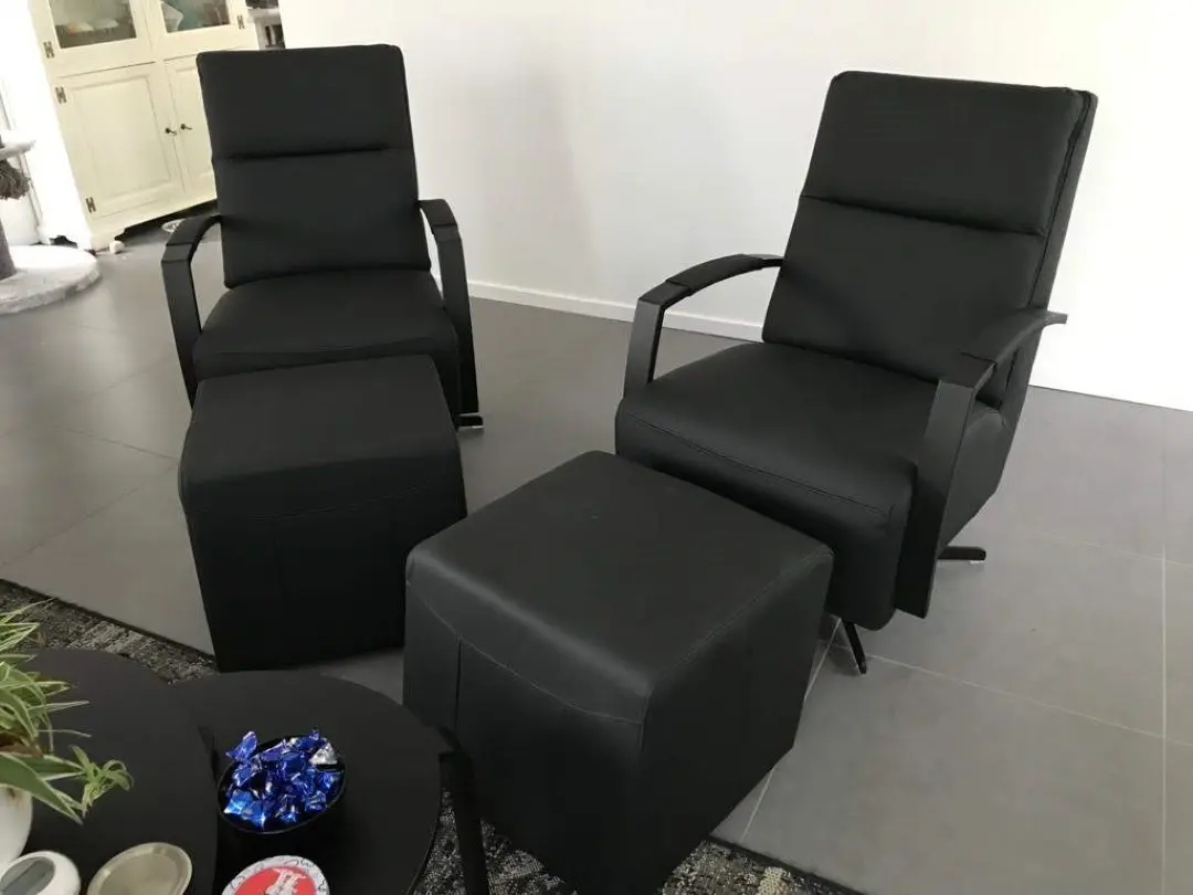 afbeelding van Set van 2 leren draaifauteuils met stervoet - met hockers - bruin leer