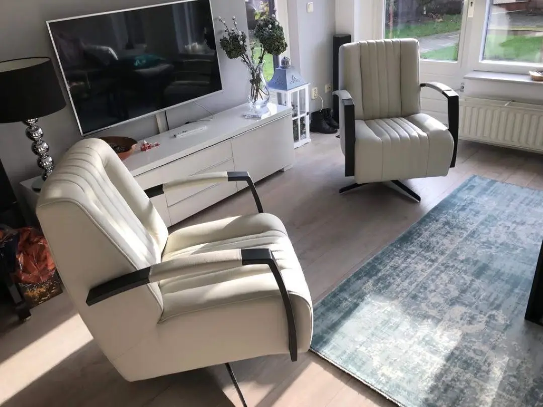 afbeelding van Set van 2 leren draaifauteuils met stervoet - wit leer