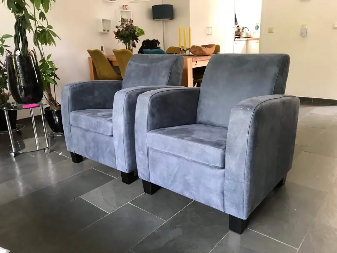 afbeelding van 2 leren fauteuils met houten poten - blauw leer