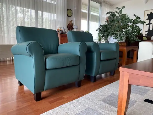 afbeelding van Set van 2 leren fauteuils met houten poten - blauw leer