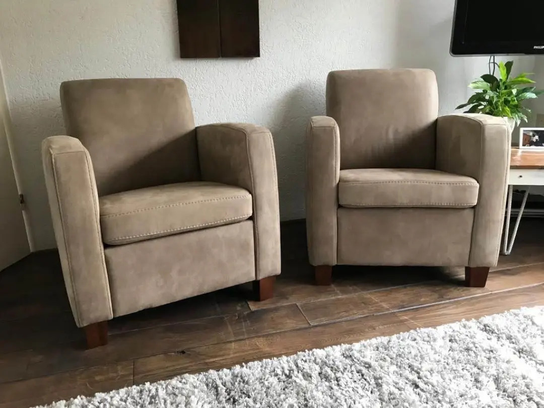 afbeelding van Set van 2 bruine leren fauteuils met houten poten