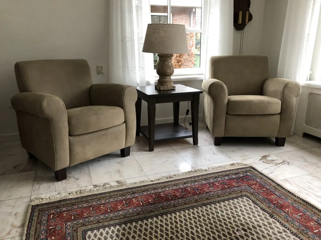 afbeelding van Set van 2 leren fauteuils met houten poten - bruin leer