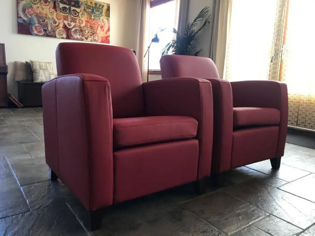 afbeelding van Set van 2 leren fauteuils met houten poten - rood leer
