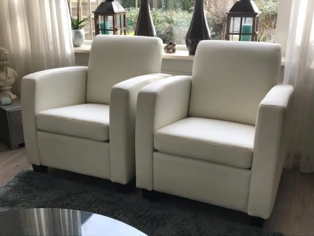 afbeelding van Set van 2 leren fauteuils met houten poten - wit leer