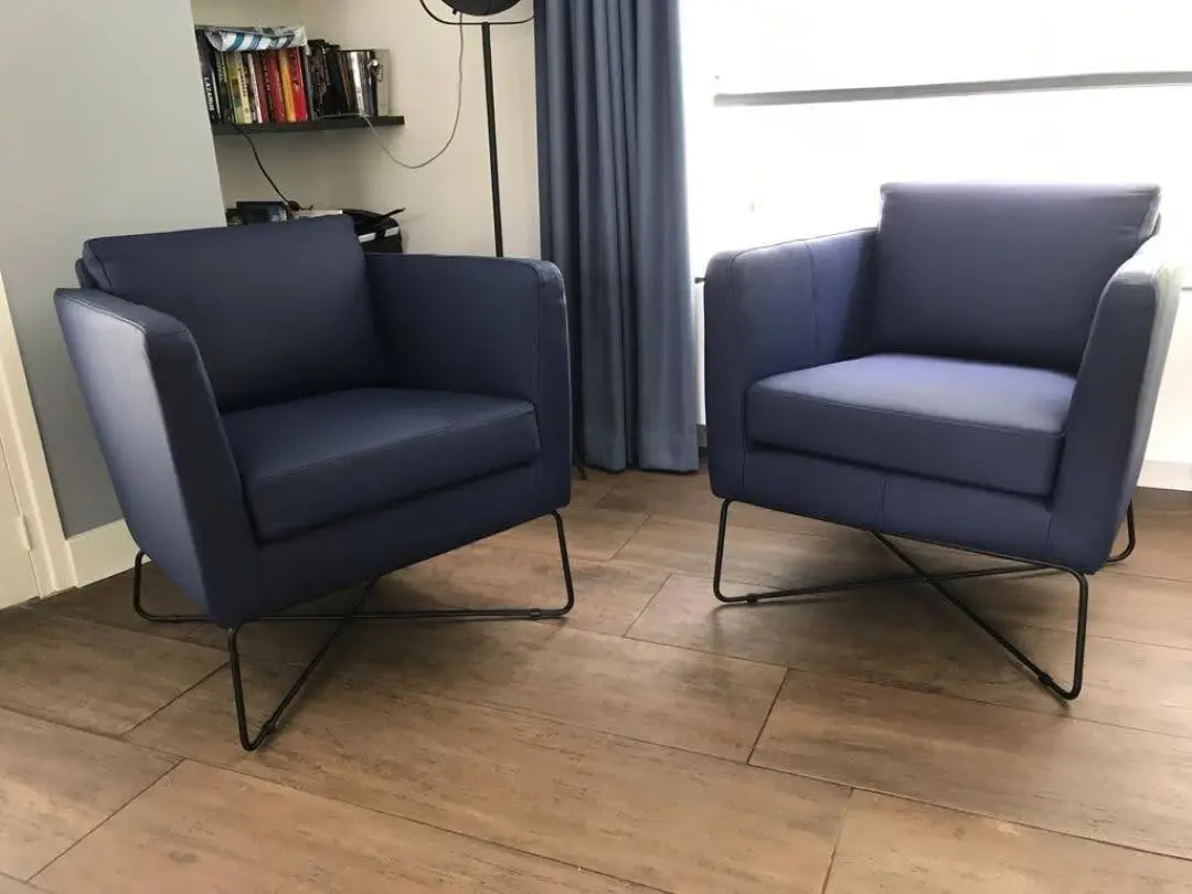 afbeelding van Set van 2 leren fauteuils met kruisframe - blauw leer