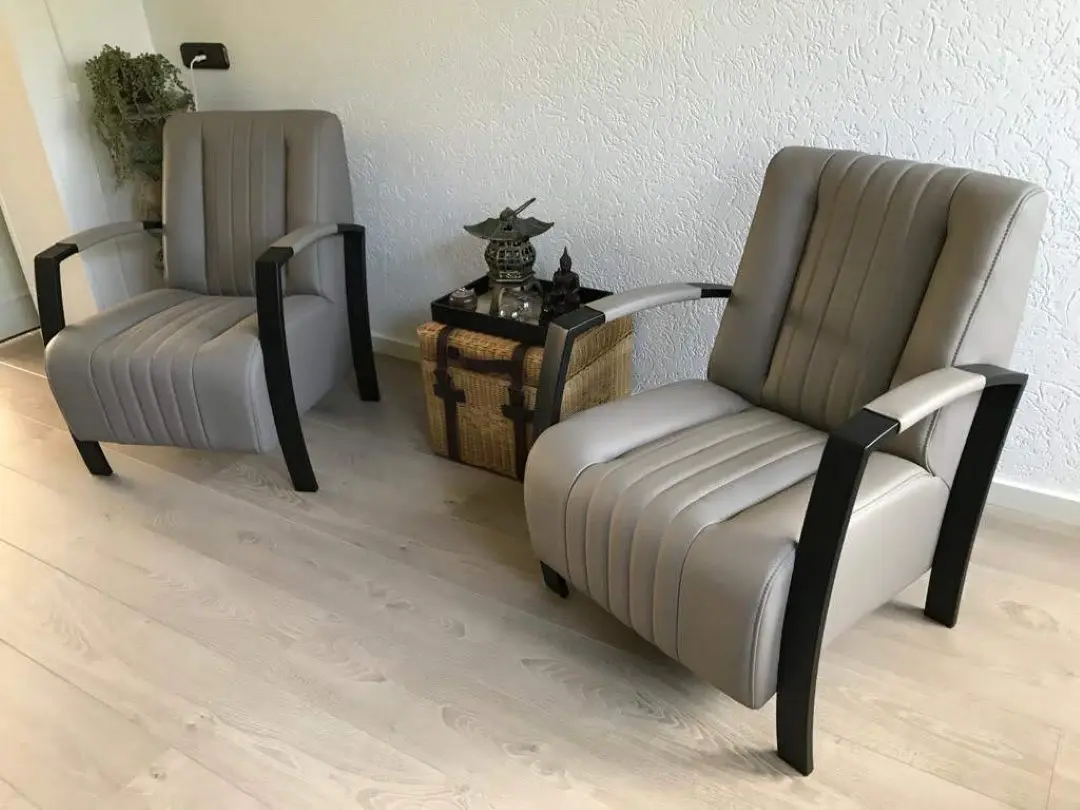 afbeelding van Set van 2 leren fauteuils met stalen frame - bruin leer