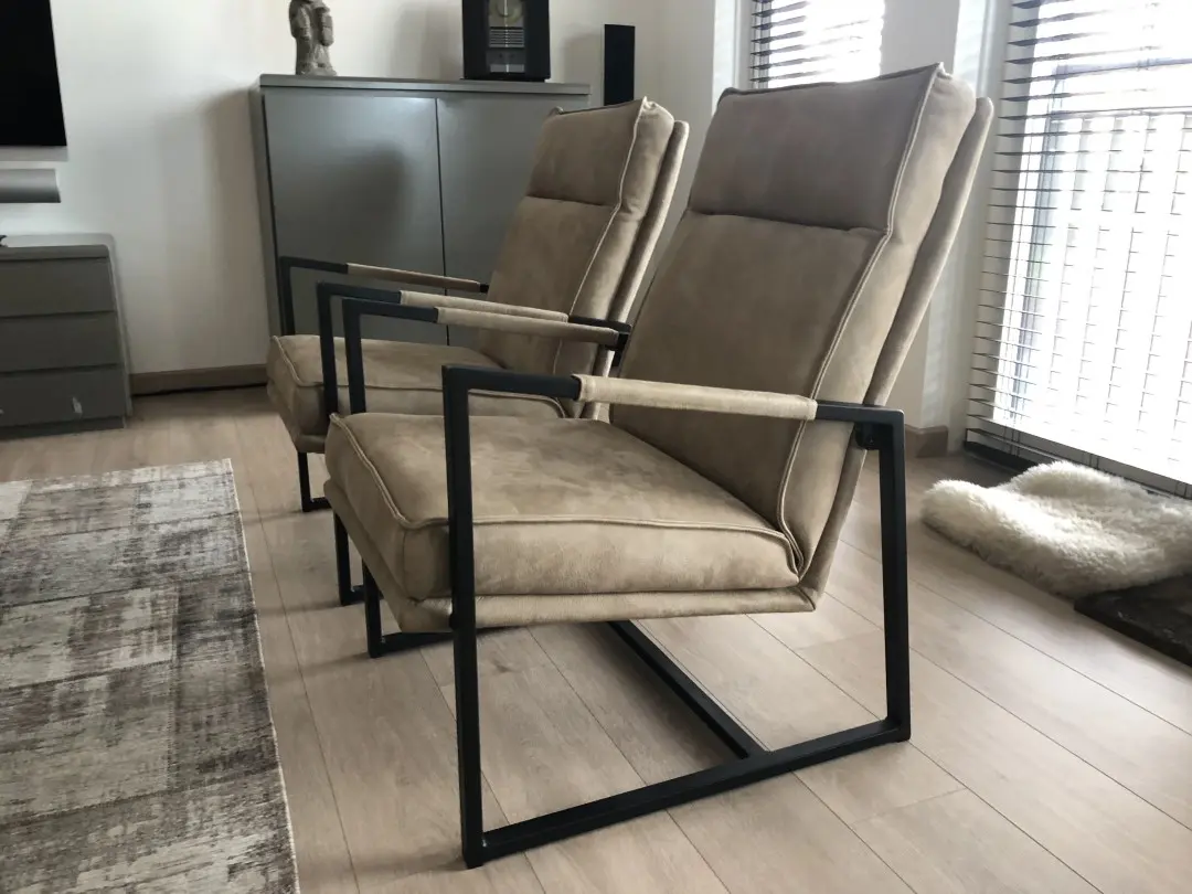 afbeelding van Set van 2 bruine leren fauteuils met stalen frame en hoge rug - bruin leer