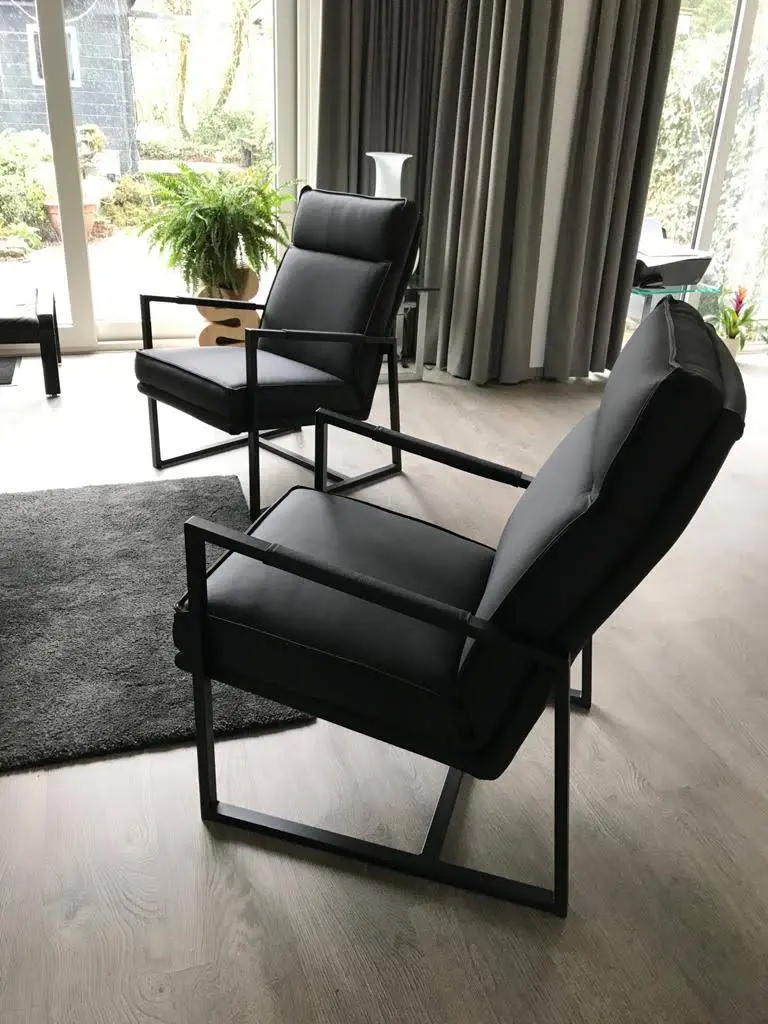 afbeelding van Set van 2 leren fauteuils met stalen frame en hoge rug - zwart leer
