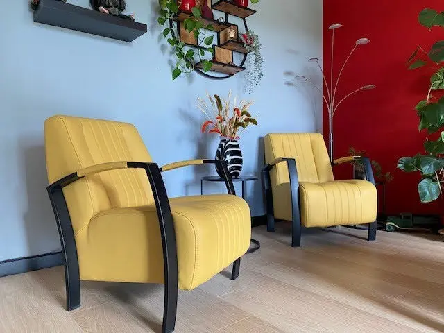afbeelding van Set van 2 leren fauteuils met stalen frame - geel leer
