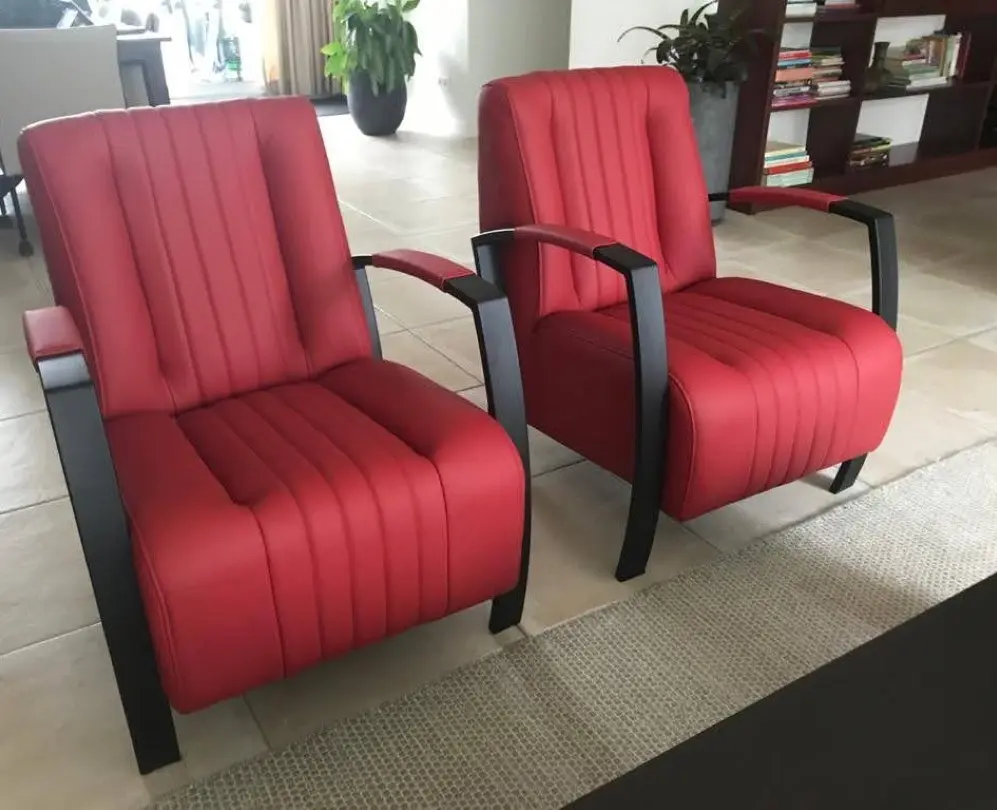 afbeelding van 2 leren fauteuils met stalen frame - rood leer
