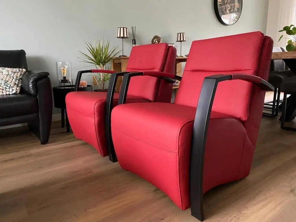 afbeelding van Set van 2 rode leren fauteuils met stalen frame - rood leer