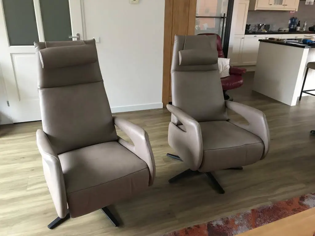 afbeelding van Set van 2 leren relaxfauteuils met desgin armleuning - bruin leer