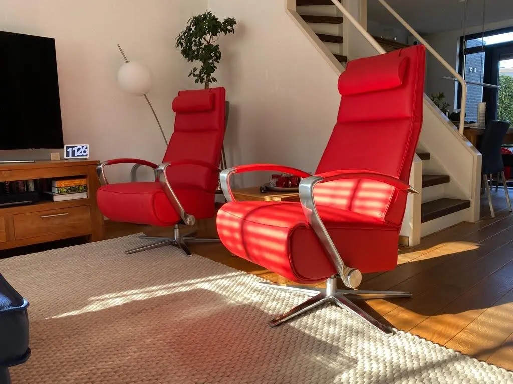 afbeelding van Set van 2 leren relaxfauteuils met stalen frame - met extra nekkussen - rood leer