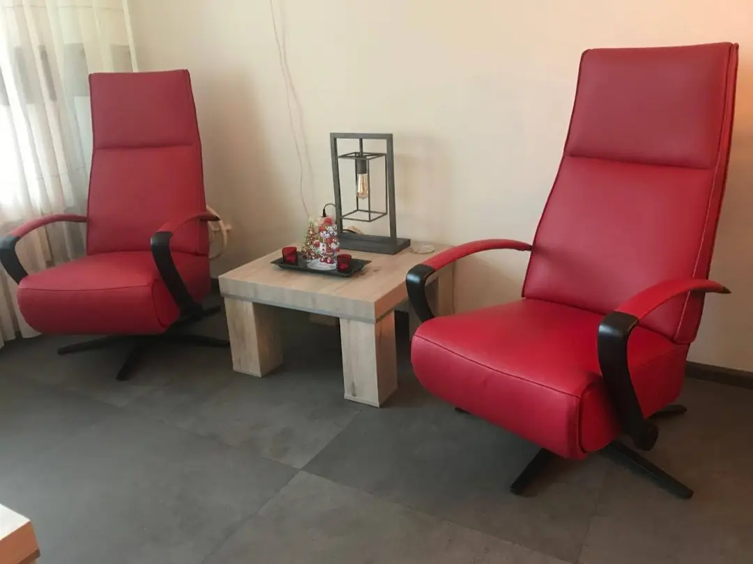 afbeelding van Set van 2 leren relaxfauteuils met stalen frame - rood leer