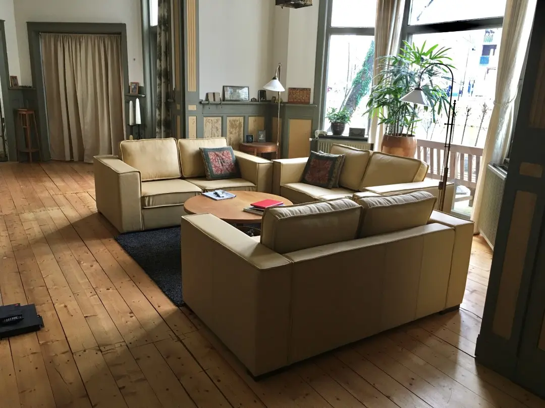 afbeelding van Set van 3 leren banken met Franse stiknaad en houten poten - geel leer