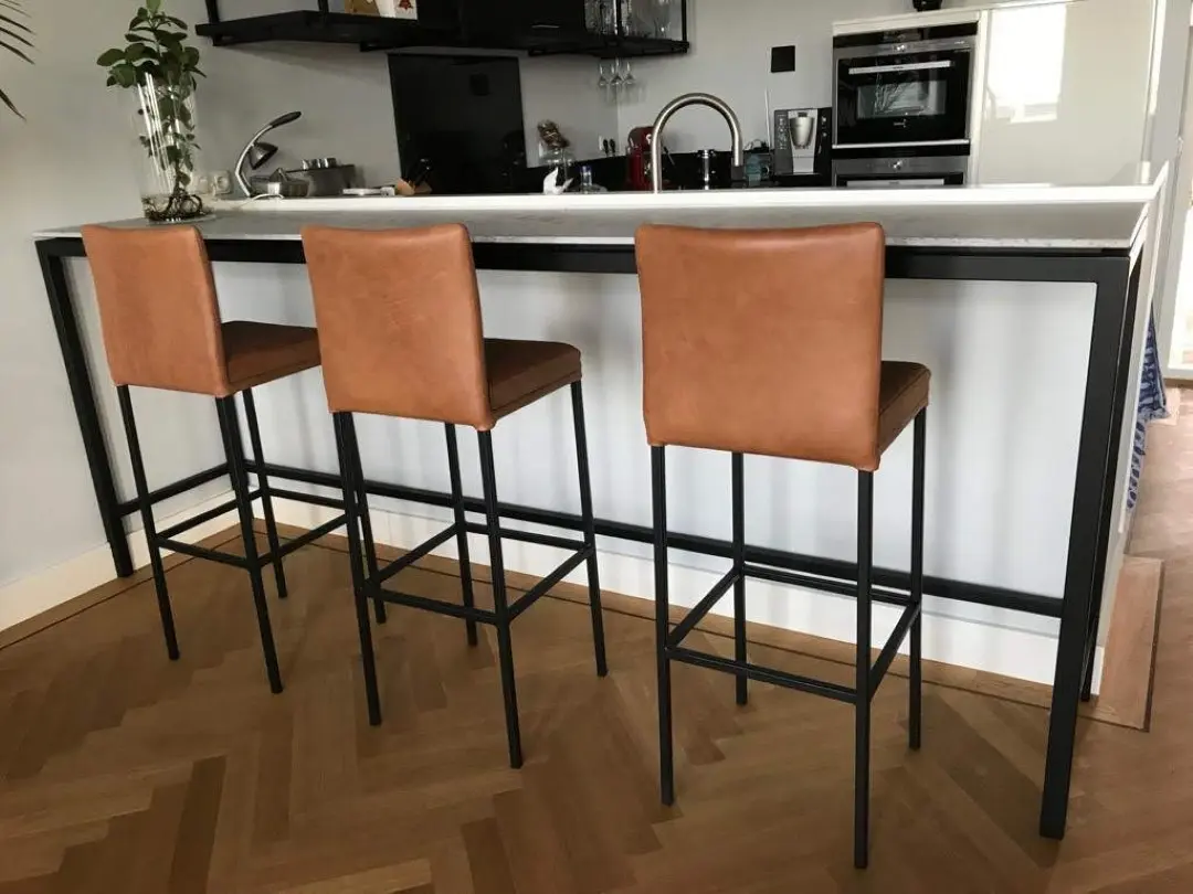 afbeelding van Set van 3 leren barskrukken - bruin leer