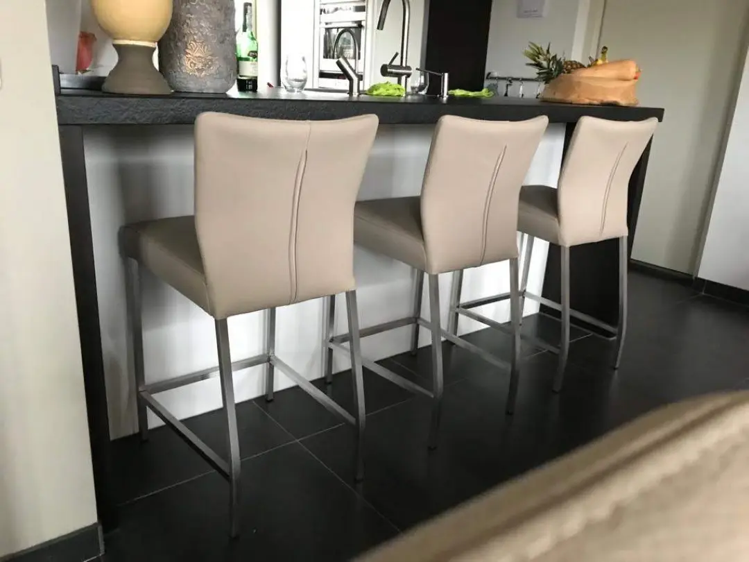 afbeelding van 3 leren barskrukken - bruin leer