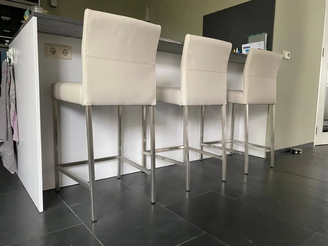 afbeelding van Set van 3 leren barstoelen - crème kleur leer