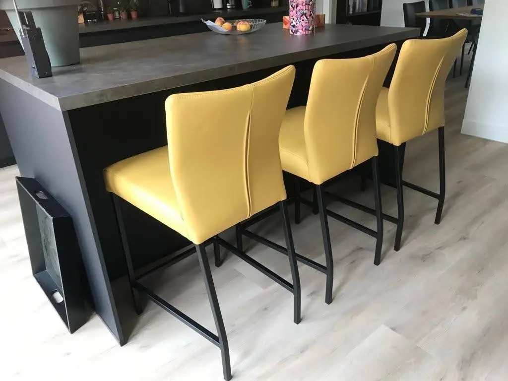 afbeelding van Set van 3 leren barstoelen - geel leer