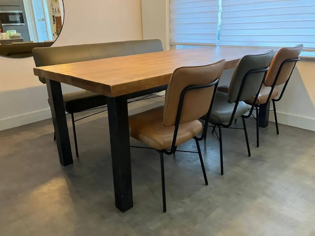 afbeelding van Set van 3 leren eetkamerstoelen en een leren eetkamerbank - twee kleuren leer