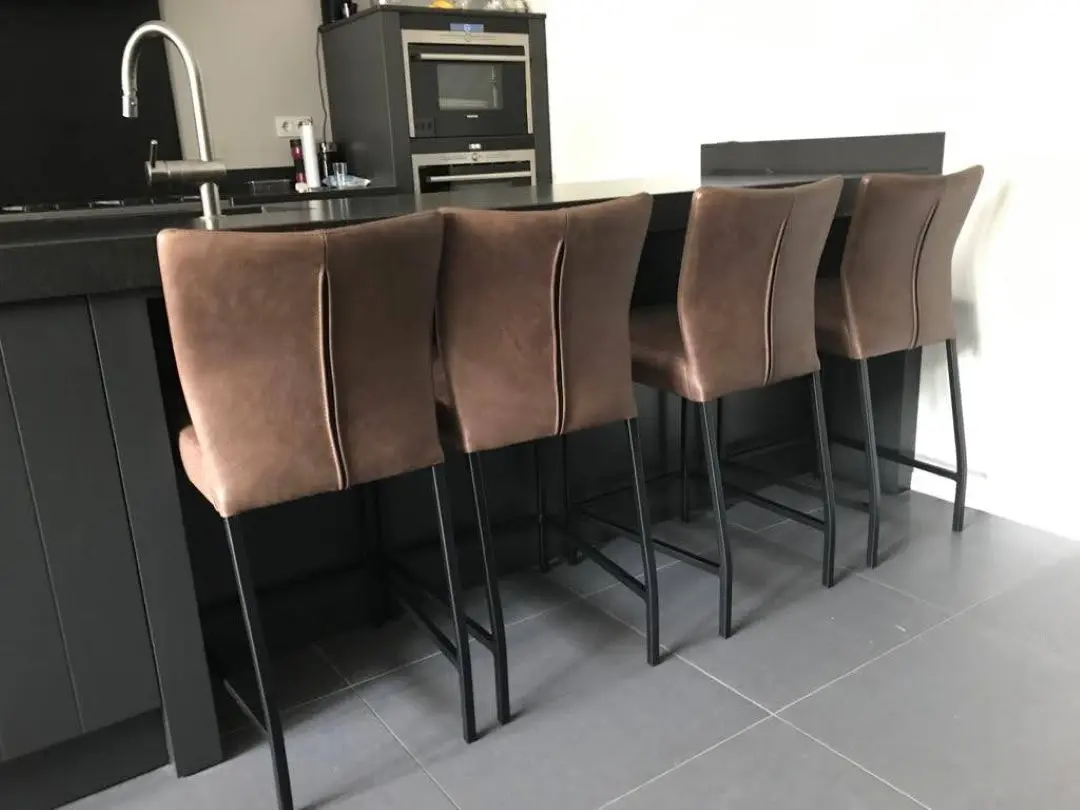 afbeelding van Set van 4 leren barkrukken - bruin leer