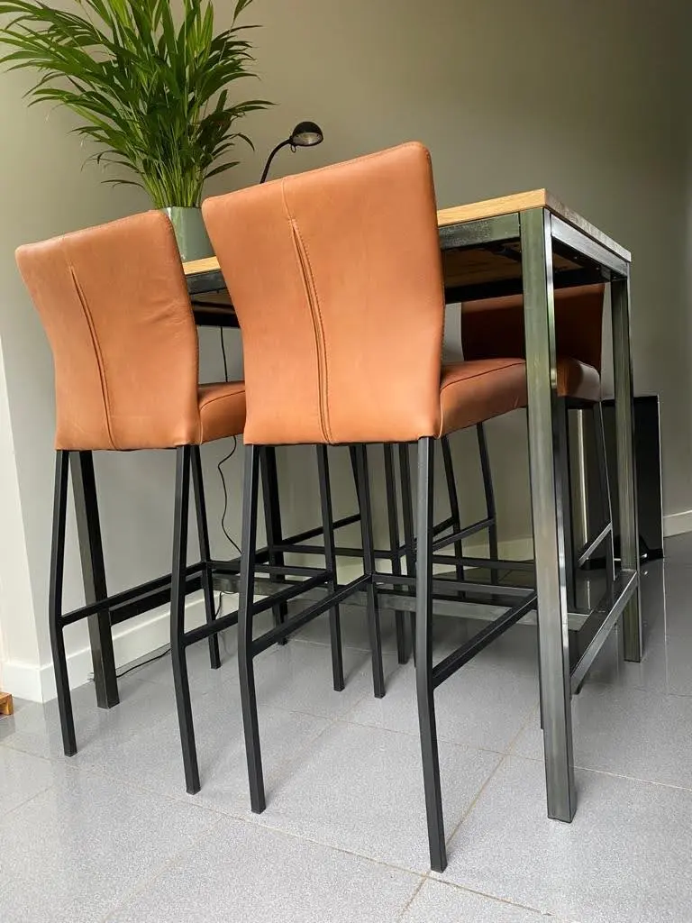 afbeelding van Set van 4 leren barstoelen - cognac kleur leer