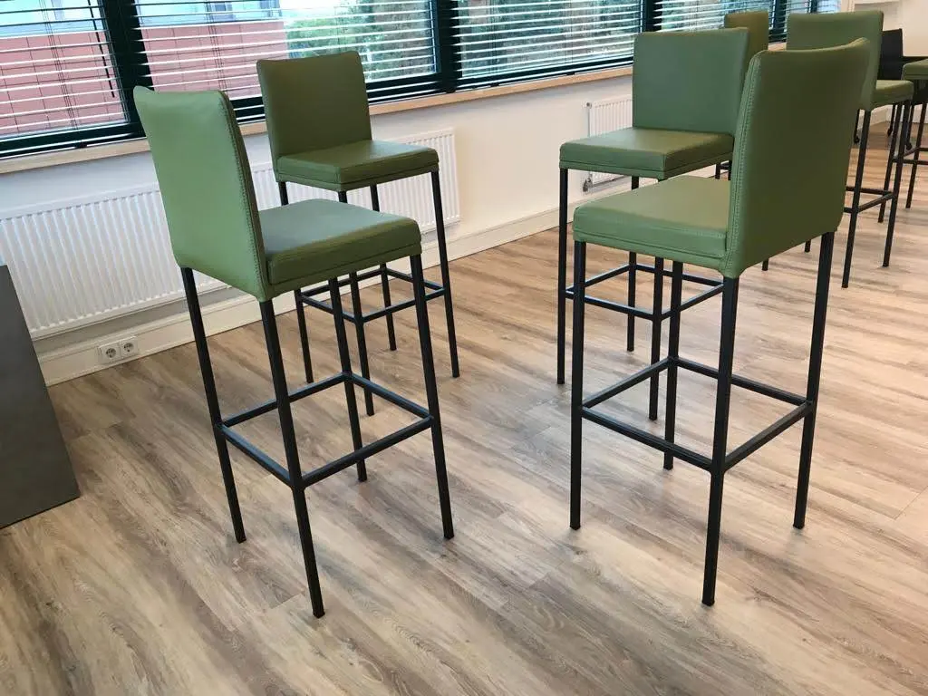 afbeelding van Set van 4 leren barkrukken - groen leer