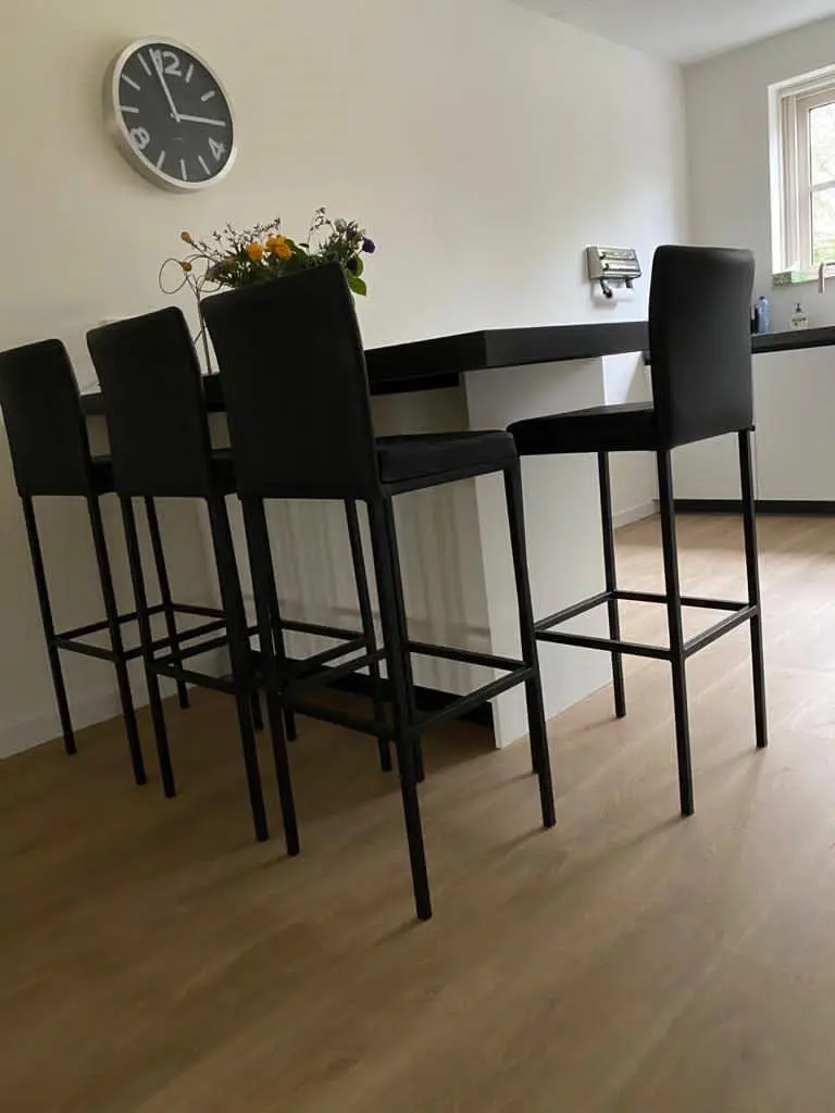 afbeelding van Set van 4 leren barkrukken - zwart leer