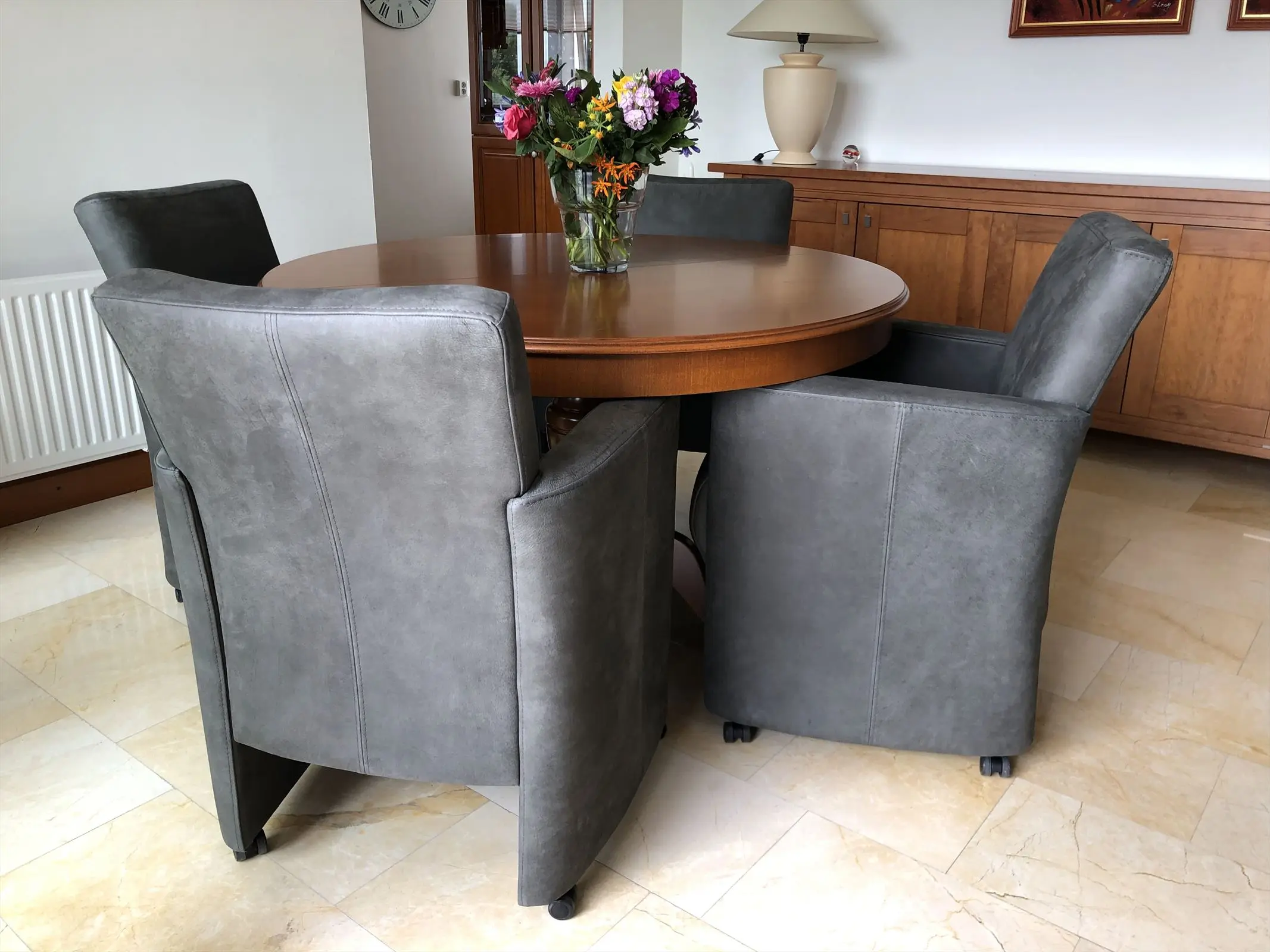 afbeelding van Set van 4 leren eetkamerfauteuils - met armleuning en wieltjes - grijs leer